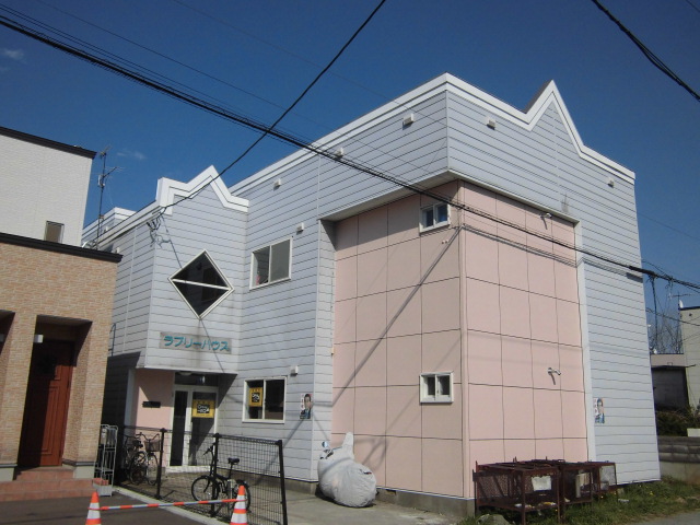 函館市白鳥町のアパートの建物外観