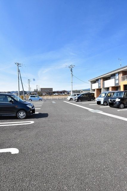 【安達郡大玉村大山のアパートの駐車場】