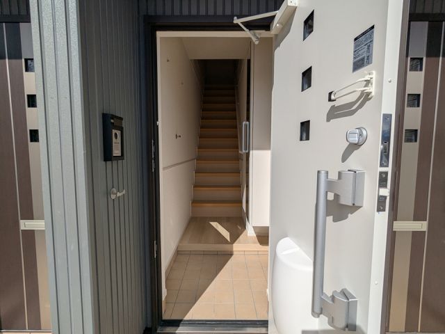 【白石市西益岡町のアパートの玄関】