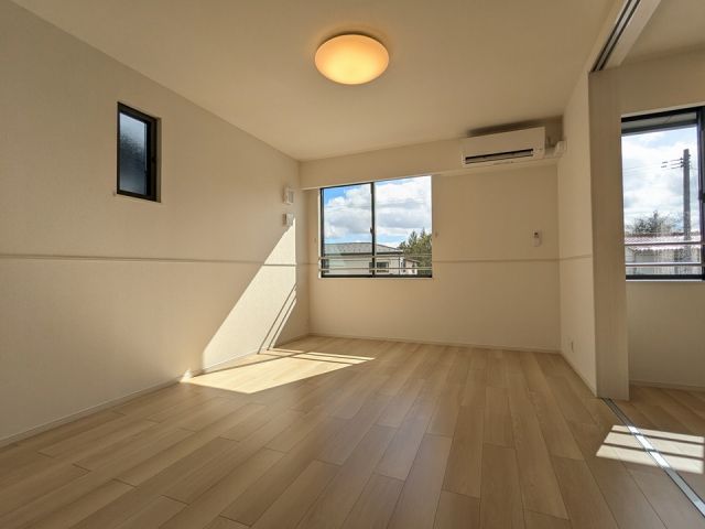【白石市西益岡町のアパートの居室・リビング】