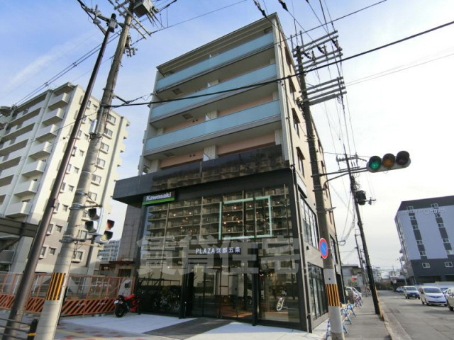 京都市右京区西京極東大丸町のマンションの建物外観