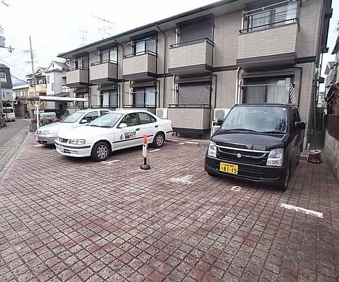 【京都市西京区桂千代原町のアパートの駐車場】