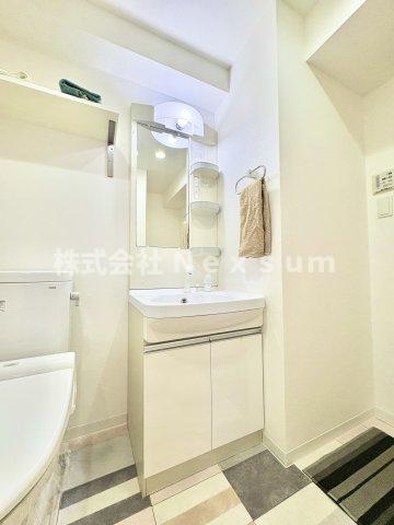 洗面設備　明るい洗面所です