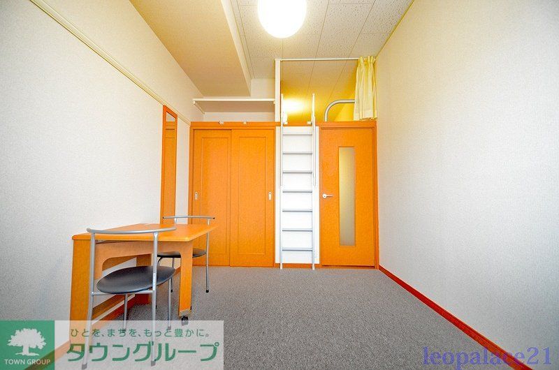 レオパレスQUATREの居間写真
