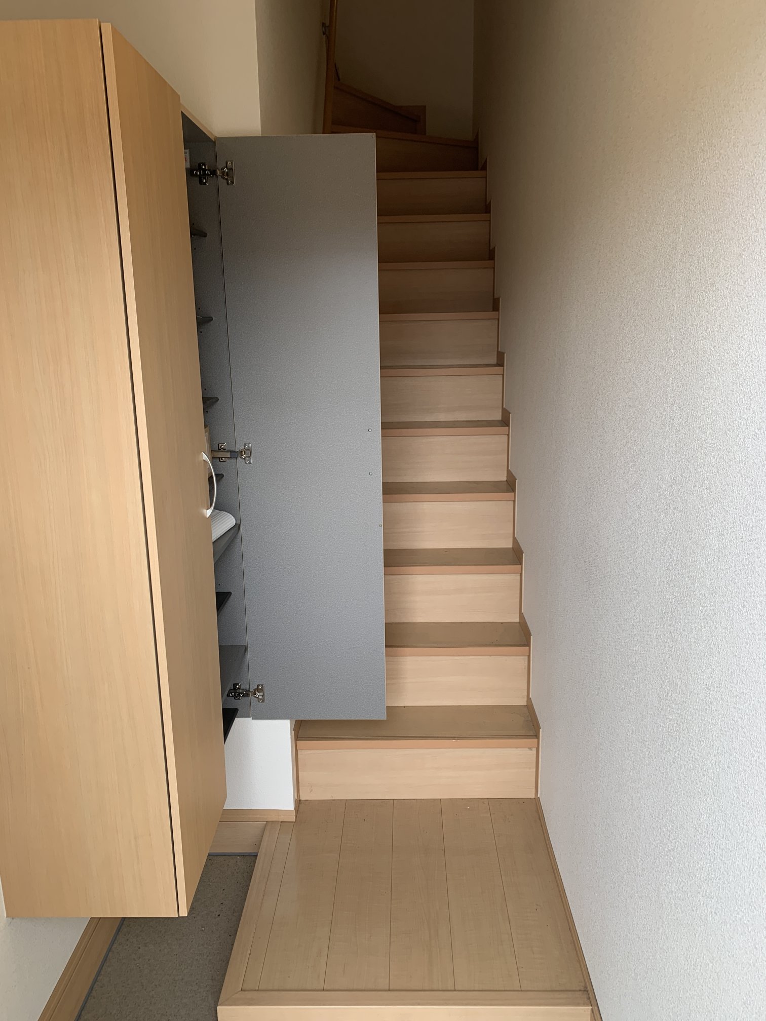 玄関　収納たっぷりの下駄箱付
