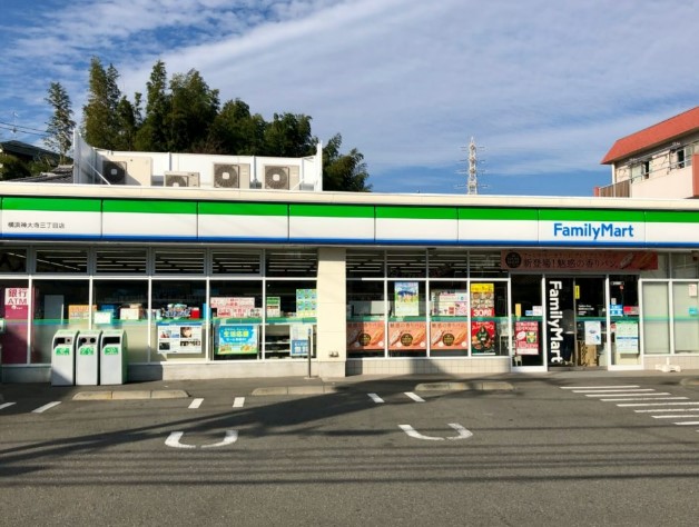 コンビニ　ファミリーマート 横浜神大寺三丁目店（コンビニ）まで556m