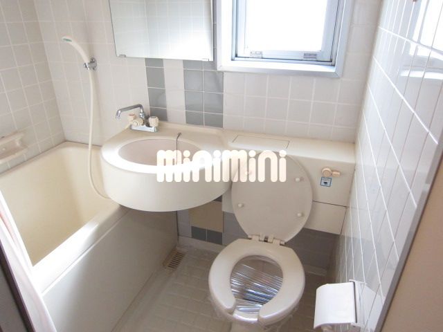 バス・シャワールーム　ユニットバスに窓があると換気できていいですね