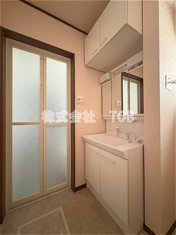 洗面設備　1F　3面鏡シャンプードレッサー