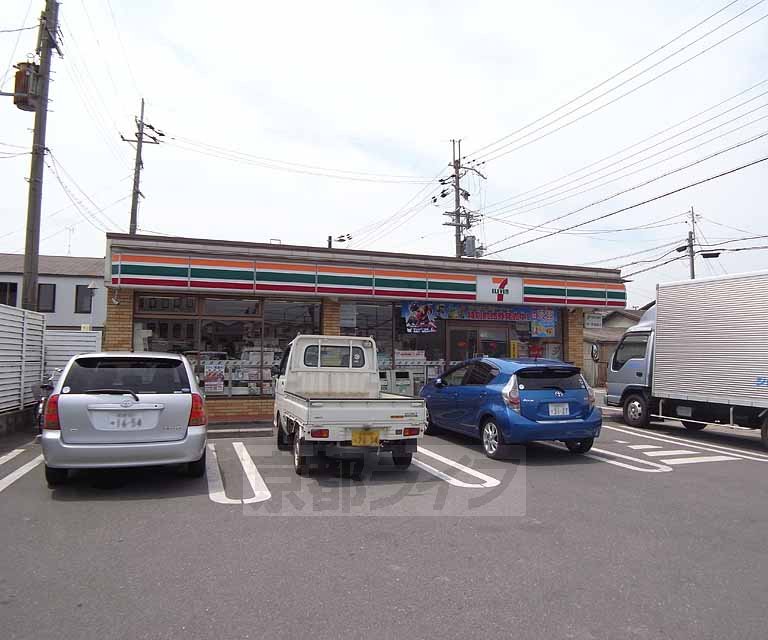 コンビニ　セブンイレブン京都伏見羽束師店（コンビニ）まで700m