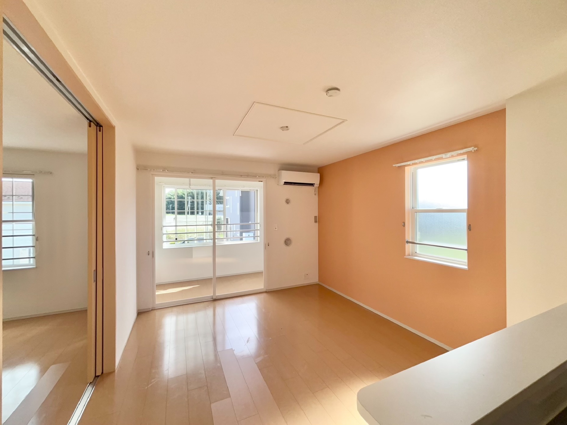 居室・リビング　リビング部分・角部屋で二面採光。日当たり良好です♪