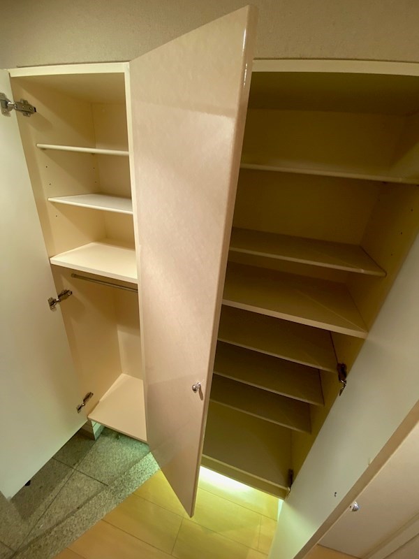 玄関　※清掃前の写真になります