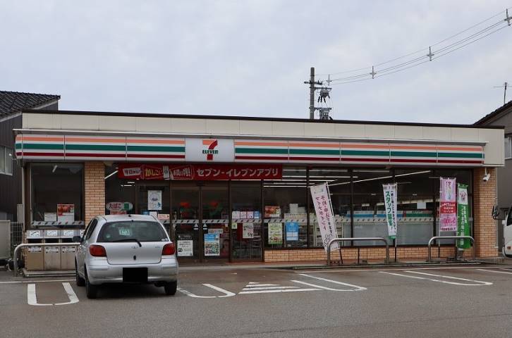コンビニ　セブンイレブン（コンビニ）まで375m
