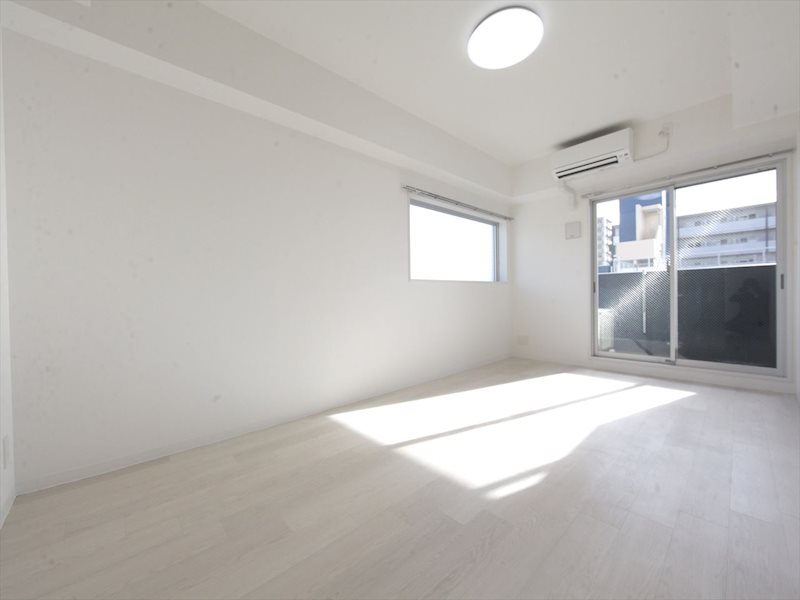 居室・リビング　洋室10.27帖　エアコン完備　バルコニーに面しています