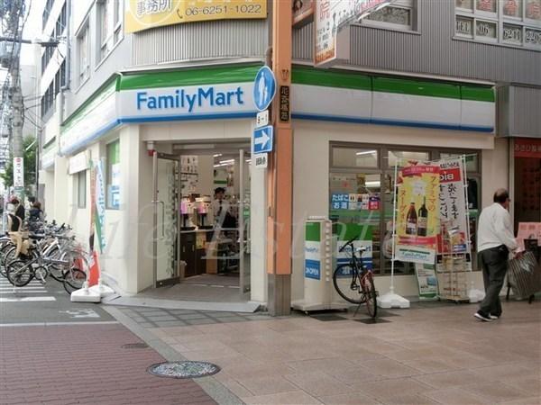 コンビニ　ファミリーマート博労町三丁目店（コンビニ）まで121m