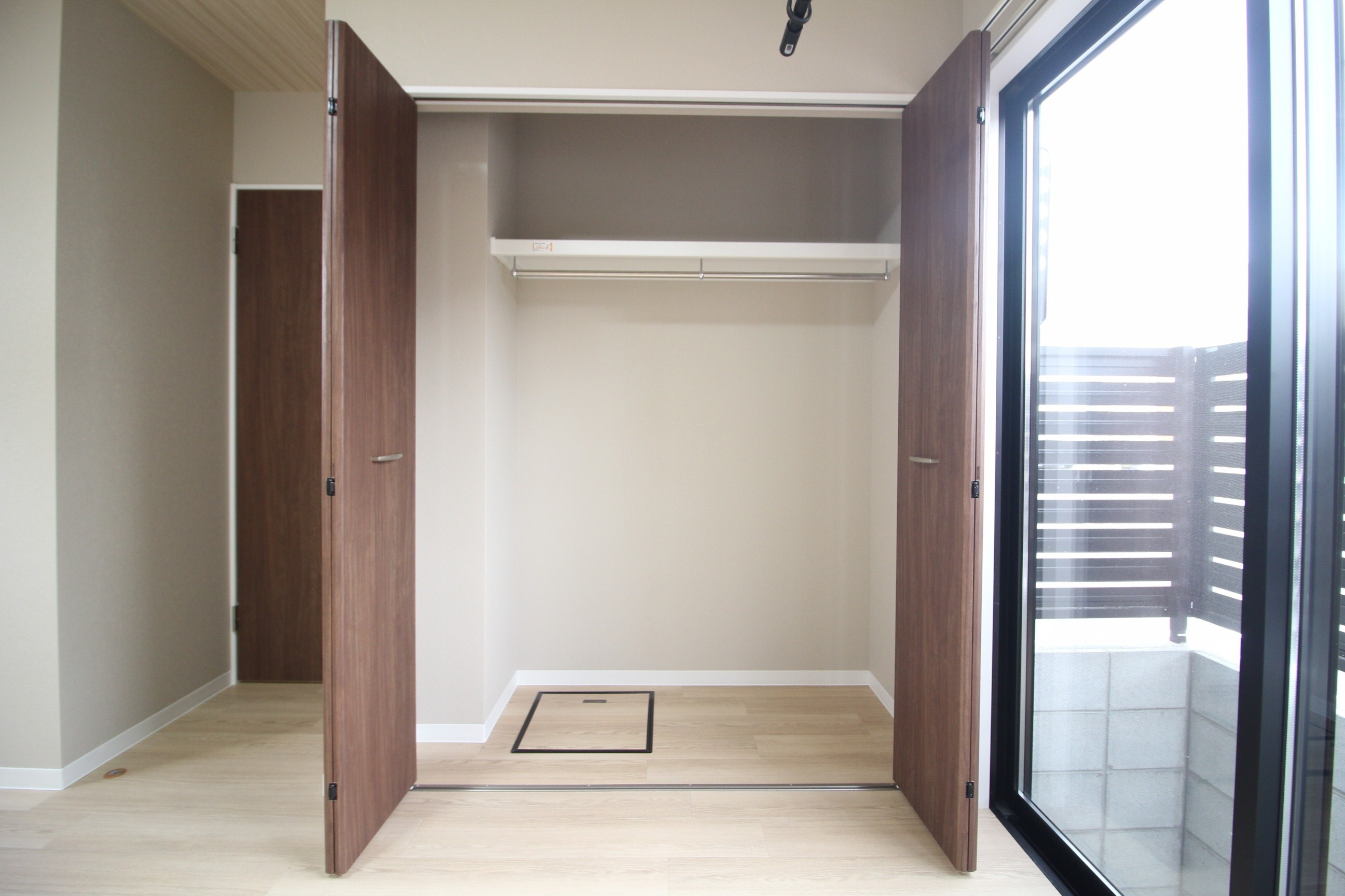 収納　ハンガー収納と棚収納に分かれた、使い勝手の良いクローゼット♪