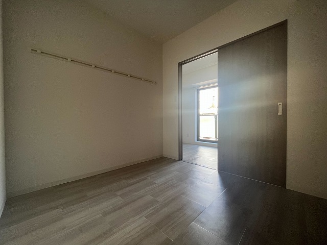 居室・リビング　同物件、別号室のものです。