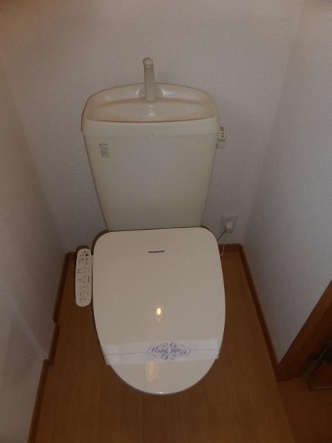 トイレ　落ち着いた色調のトイレです