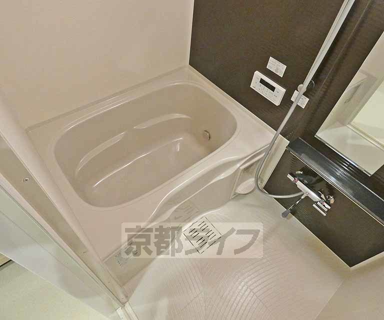 バス・シャワールーム　鏡のある便利なお風呂