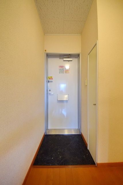 レオパレスよしけんIIIの玄関写真