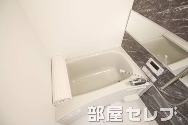 バス・シャワールーム　おいだき機能付き。