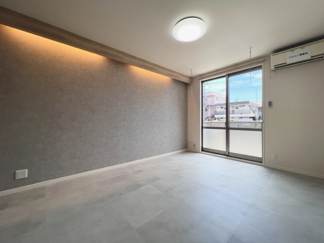 居室・リビング　間接照明とアクセントクロスに、大理石風の床タイルで高級感のあ