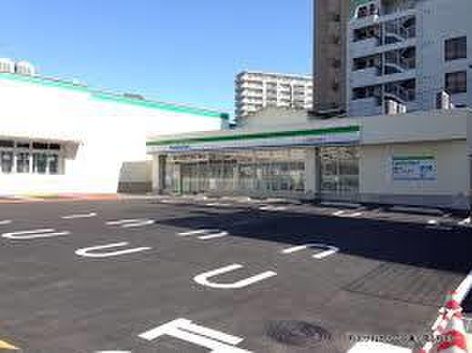 コンビニ　ファミリーマートサンズ原町田三丁目店（コンビニ）まで111m