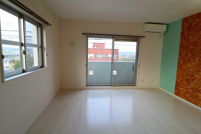 居室・リビング　こちらのリビングで趣味の時間をお楽しみください