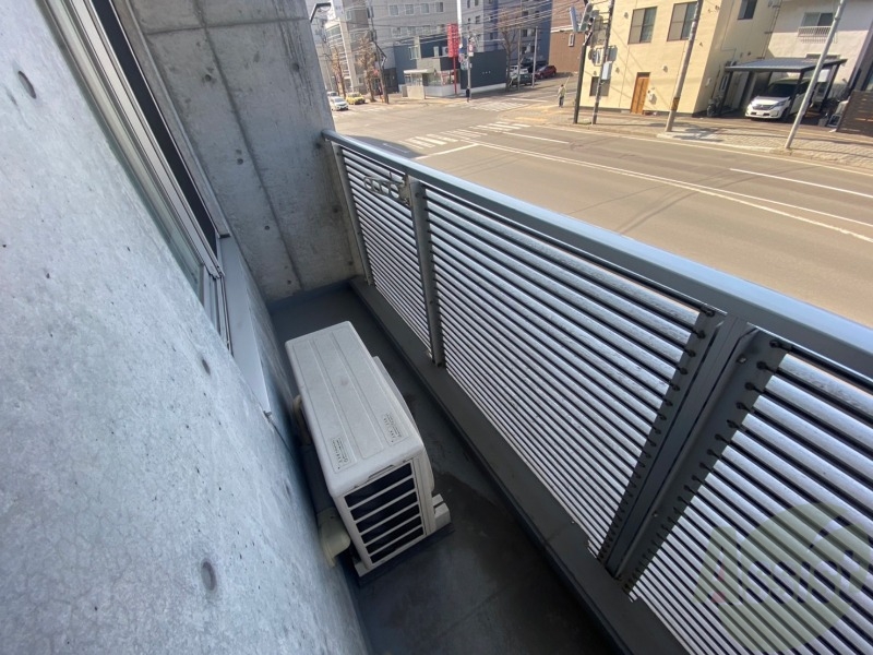 バルコニー　バルコニーは幅があり、広い印象を受けました。