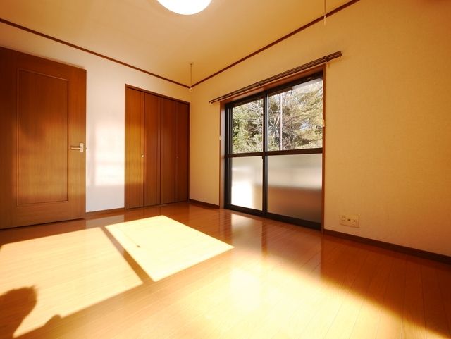 居室・リビング　別号室参考写真です