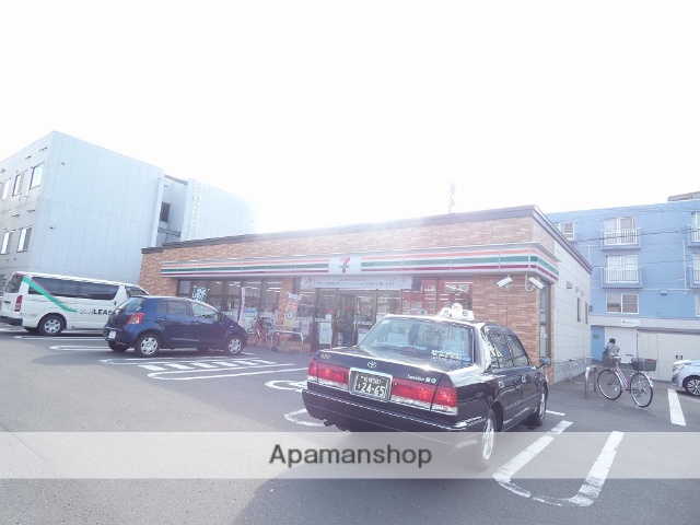 コンビニ　セブンイレブン（コンビニ）まで824m