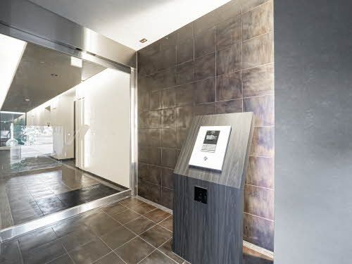 エントランス　スマートロックキーなので、持ってるだけで扉が開きます。荷物…