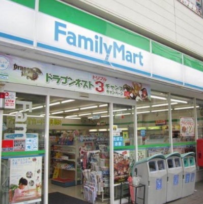 コンビニ　ファミリーマート 横浜星川駅前店（コンビニ）まで140m