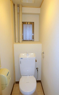 トイレ　窓あり　採光＆通風＆換気も取れます　同室参考写真