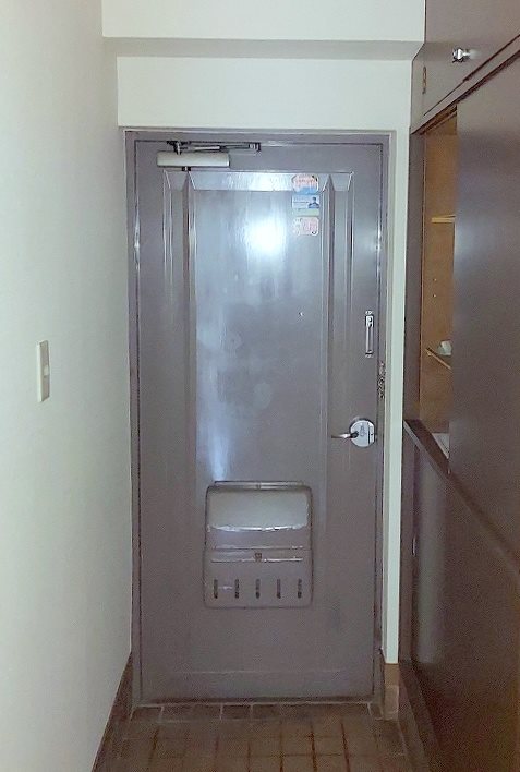玄関　天井高の下駄箱・収納あり　同室参考写真
