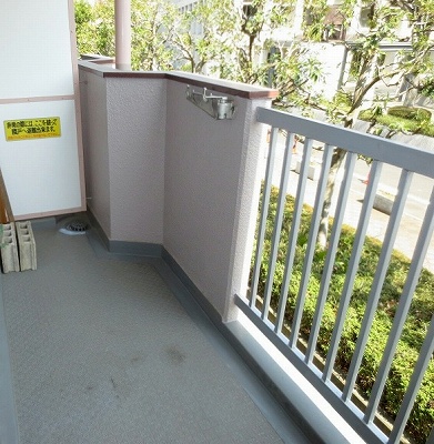 バルコニー　バルコニー面は　埼玉県浦和合同庁舎入口通路部分で　陽当り＆通