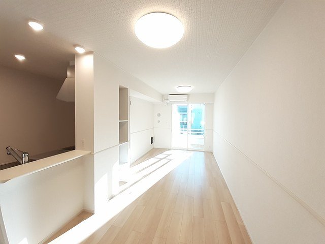 居室・リビング　こちらのリビングで趣味の時間をお楽しみください