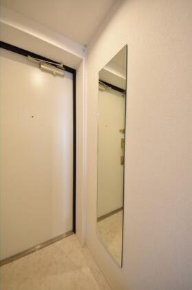 玄関　※別部屋の参考写真です。