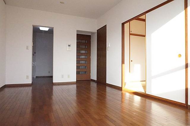 居室・リビング　南バルコニーに面した明るく開放的なリビング♪