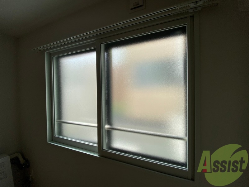 バルコニー　大きな窓がありますので風通しが良さそう。