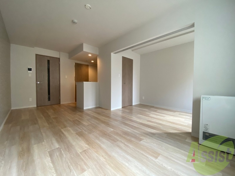 居室・リビング　フローリングや壁の色がお洒落な印象のリビングです。