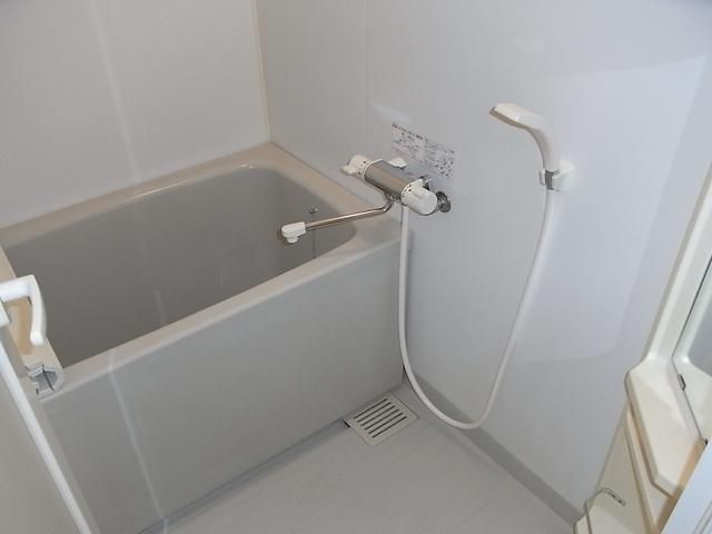 バス・シャワールーム　清潔感のあるバスルーム