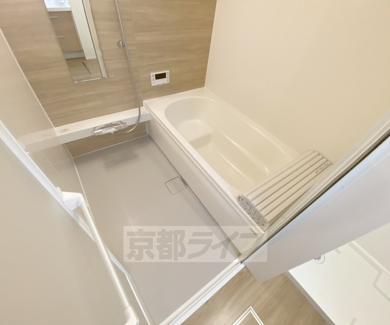 バス・シャワールーム　広々とした浴室です。