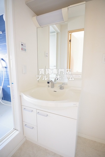 洗面設備　大きな鏡のある独立洗面台！