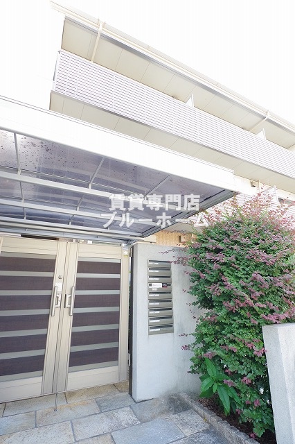 建物外観　鉄骨造3階建ての物件！