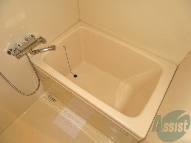 バス・シャワールーム　お風呂です。肩までゆっくりと浸かることができます。