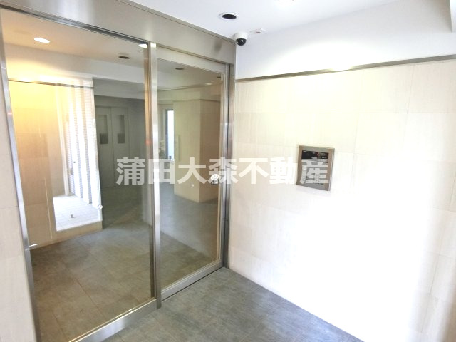 エントランス　防犯カメラにTVモニター付オートロック宅配BOXメールBOX