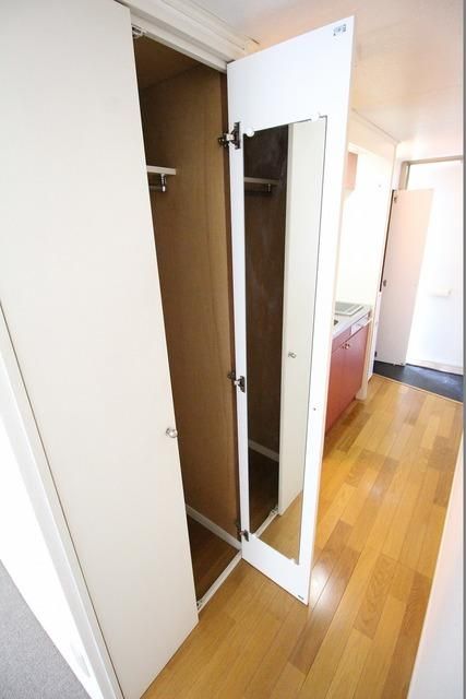 その他設備　☆内側ドアに鏡付きの収納です☆