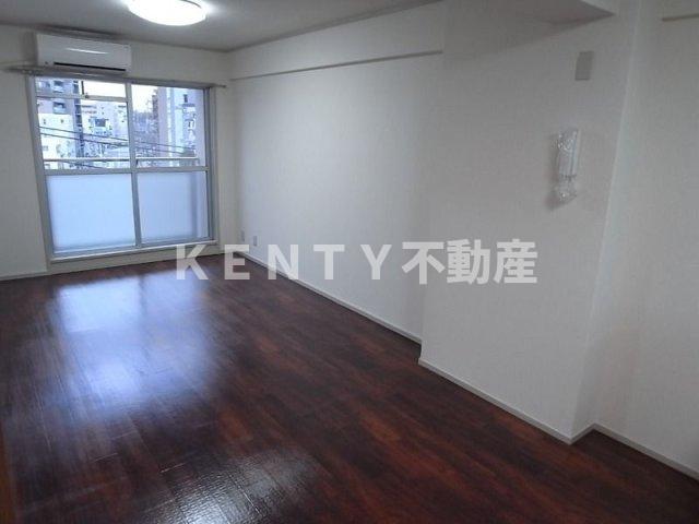 居室・リビング　こちらのリビングで趣味の時間をお楽しみください