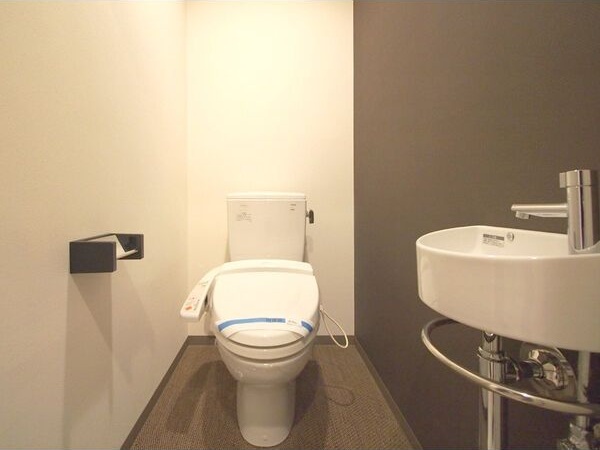 トイレ　※写真は同じマンションの違う部屋のものになります。