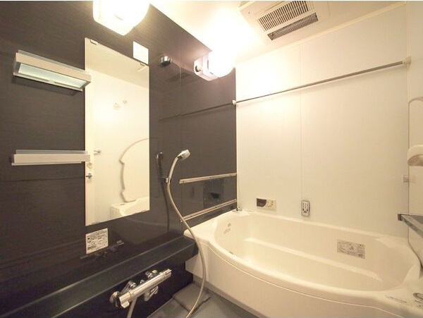 バス・シャワールーム　※写真は同じマンションの違う部屋のものになります。